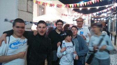 Un grupo de alumnos y uno de los profesores, paseando por las calles de una Lisboa engalanada por las fiestas de San Antonio