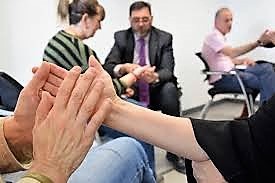 Un grupo de personas practicando el lenguaje dactilológico