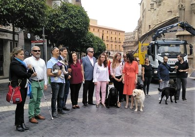 Un grupo de usuarios de perro guía murcianos posan en el centro de la ciudad