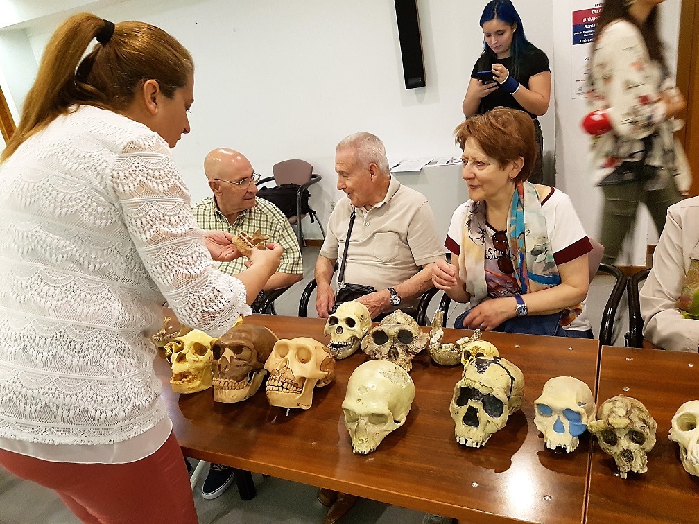 Varios afiliados sentados ante la colección de cráneos en el arranque del taller