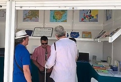 Visita al estand de la ONCE en la Feria del Libro de Madrid