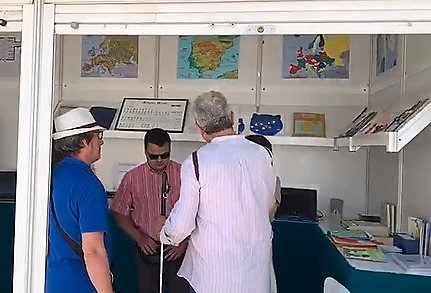 Visita al estand de la ONCE en la Feria del Libro de Madrid