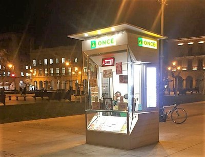 Vista nocturna de uno de los nuevos quioscos de la Organización convenientemente iluminado