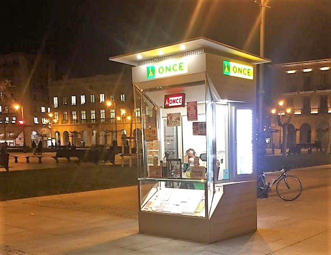 Vista nocturna de uno de los nuevos quioscos de la Organización convenientemente iluminado
