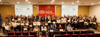 Foto de familia de los alumnos becados en años anteriores