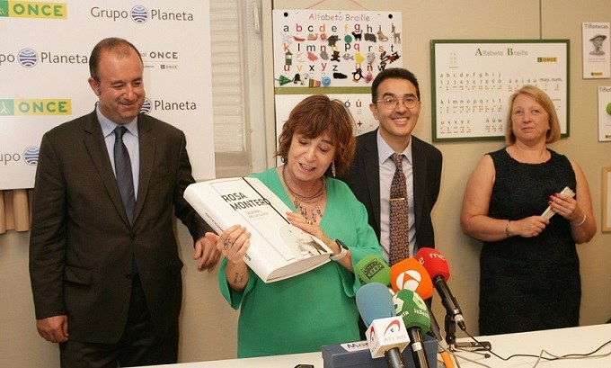 Rosa Montero recibe una obra suya en braille. Junto a ella, Jesús Badenes, Andrés Ramos y Carmen Bayarri
