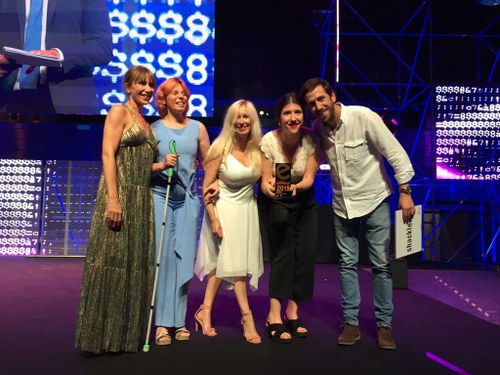 Carcedo, segunda por la izquierda, celebra el premio sobre el escenario junto a los promotores del mismo