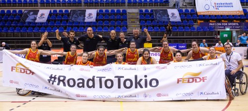 Equipo español con la pancarta #RoadtoTokio