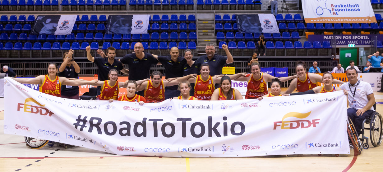 Equipo español con la pancarta #RoadtoTokio