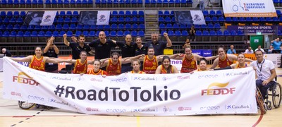 Equipo español con la pancarta #RoadtoTokio