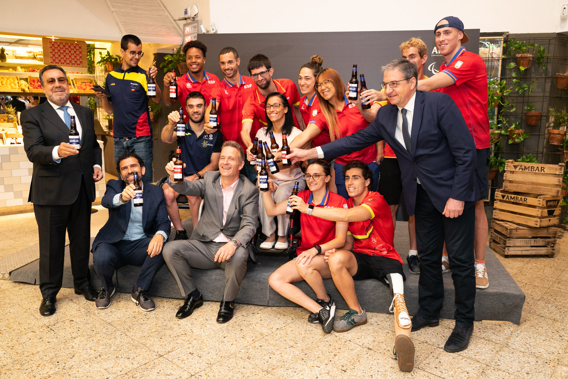 Foto de familia de deportistas junto a  responsables de AMBAR y del CPE
