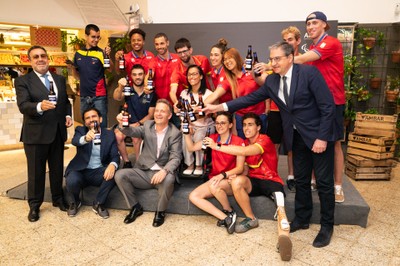 Foto de familia de deportistas junto a  responsables de AMBAR y del CPE