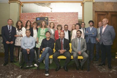 Foto de familia de los premiados con la ministra y el resto de autoridades 