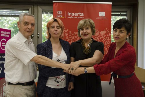 Foto de grupo de la firma del convenio Inserta con Novia Salcedo