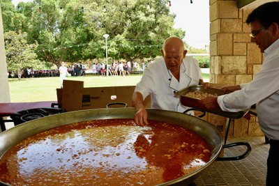 Paella para todos en el almuerzo en los jardines del CRE