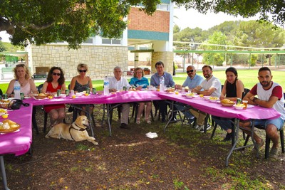 Responsables de la ONCE y monitores durante la comida en el CRE