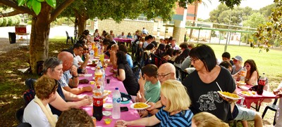 Comida de bienvenida en los jardines del CRE de Alicante