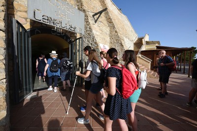 Entrando en las Cuevas de Canelobre