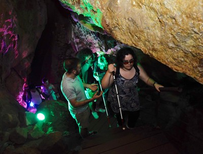 Subiendo las escaleras interiores de las Cuevas de Canelobre