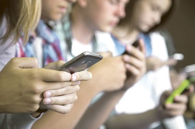 Imagen de jóvenes con el teléfono móvil