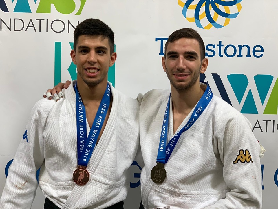 Álvaro (a la izquierda) y Sergio muestran sus medallas