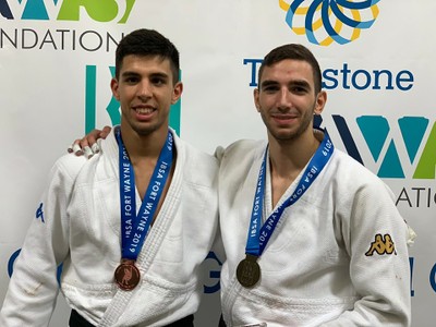 Álvaro (a la izquierda) y Sergio muestran sus medallas