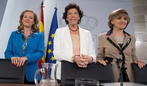 La ministra de Educación y Formación Profesional y portavoz del Gobierno, Isabel Celaá, la ministra de Economía y Empresa, Nadia Calviño, y la ministra de Sanidad, Consumo y Bienestar Social, María Luisa Carcedo, durante la rueda de prensa informativa..