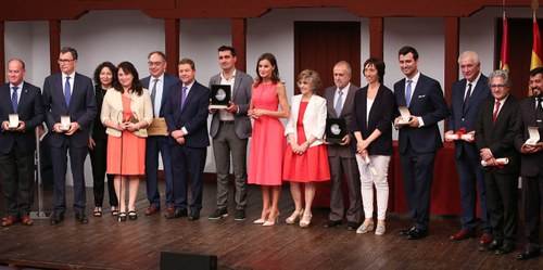 La reina junto a los galardonados en una foto de familia