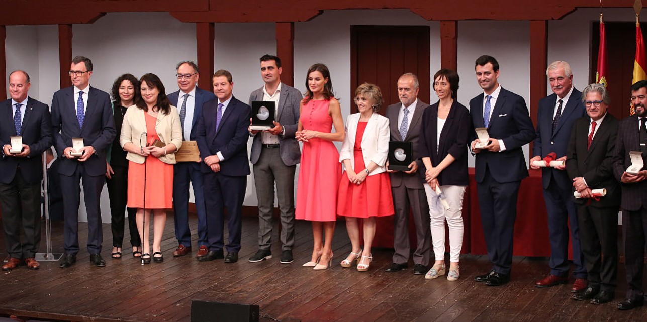 La reina junto a los galardonados en una foto de familia