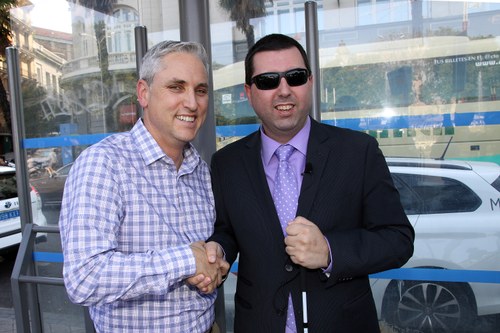 Meydad y Hermida  en una parada de autobús en pleno centro de Madrid