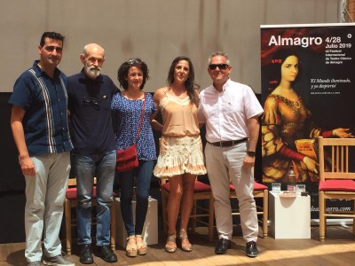 Los premiados con la "berenjena de plata" junto al director del Festival