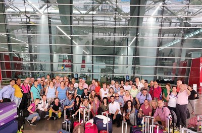 El grupo al completo posa, antes de emprender el regreso, en el aeropuerto de Delhi