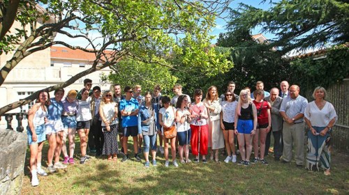 Foto de familia de la conselleira con los alumnos del curso de inglés y los técnicos del CRE de Pontevedra