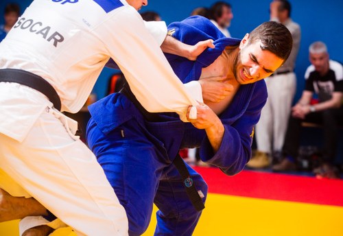 Ibáñez, de azul, a la derecha, durante la disputa de uno de sus combates en Génova