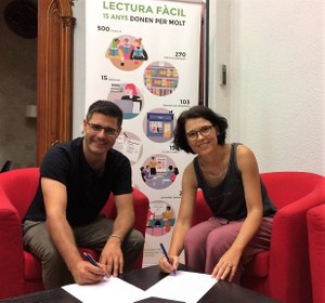 Javier Jiménez y Elisabet Serra, firmando el acuerdo