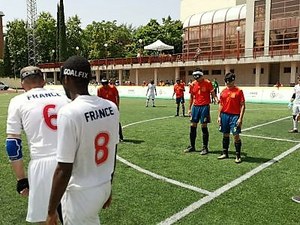 Los jugadores de ambos bandos se preparan para el lanzamiento de una falta en la final España-Francia