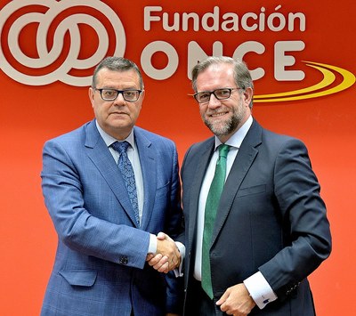 Martínez Donoso (a la izquierda) y Antonio de la Fuente se saludan tras suscribir el acuerdo