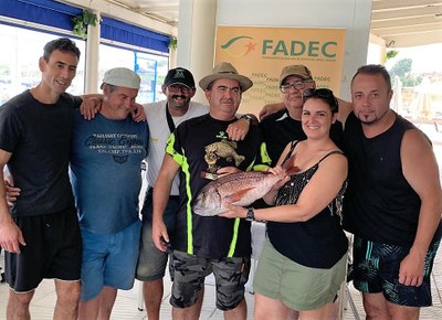 Miguel Jiménez (segundo por la izquierda), rodeado de sus compañeros, junto al pargo que le valió el premio a la Pieza Mayor capturada en el certamen