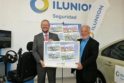 Pere Navarro (a la derecha) y Patricio Cárceles muestran en Brunete el cuadro con las réplicas de los cupones dedicados a la seguridad vial