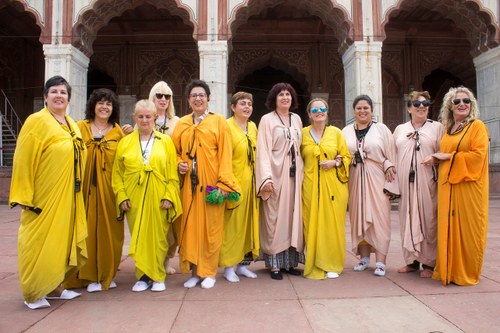 Varias de las integrantes del grupo ataviadas con túnicas locales para acceder a la mezquita Jami Masjid 