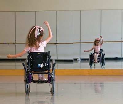 Niña-en-silla-de-ruedas-haciendo-ballet