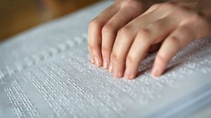 Manos leyendo braille