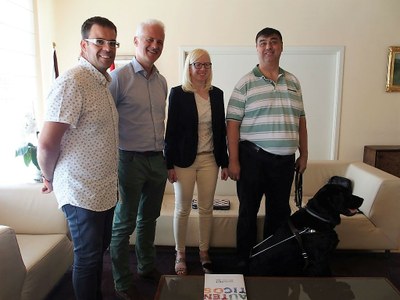 De izquierda a derecha, el concejal Reinares, el alcalde Hermoso de Mendoza, Sara Jimeno y Javier Muñoz