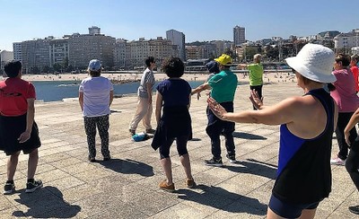 El grupo, practicando Chi-Kung con la playa de Riazor al fondo
