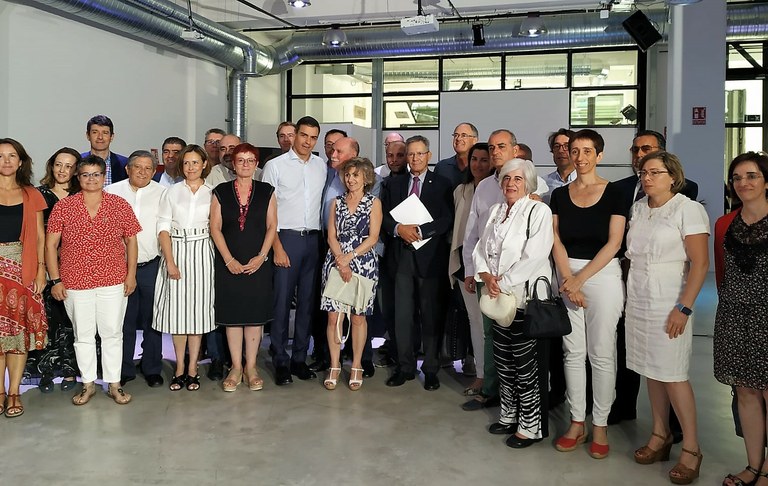 Foto de familia de Sánchez y la ministra Carcedo con los representantes de las organizaciones sociales 