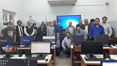 Foto de familia de todo el grupo de participantes junto al técnico de FOAL, Carlos Quirós, y el instructor, Pablo Rodríguez Otero.