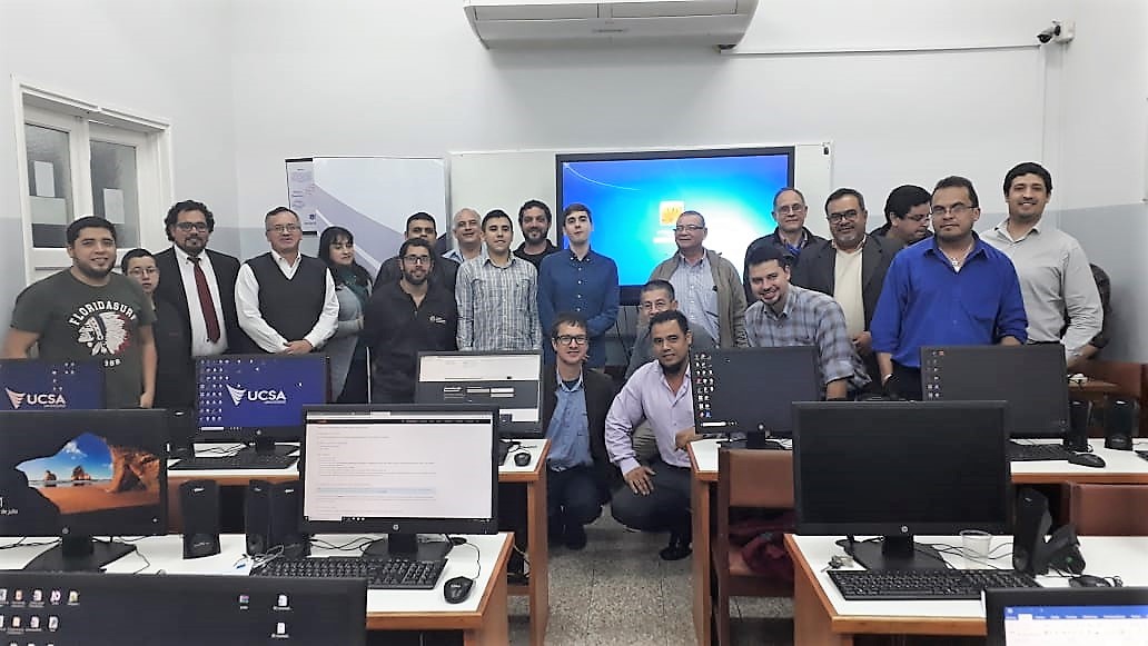 Foto de familia de todo el grupo de participantes junto al técnico de FOAL, Carlos Quirós, y el instructor, Pablo Rodríguez Otero.