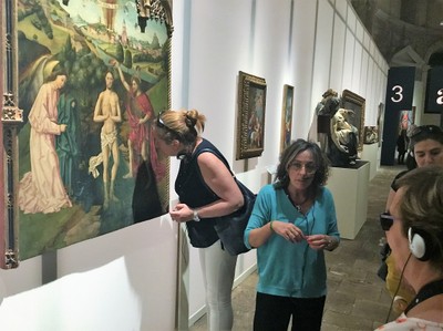 Conociendo de cerca una pintura con las explicaciones de la guía