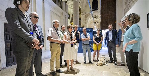 La guía da una explicación al grupo durante su periplo por la Iglesia de San Pedro
