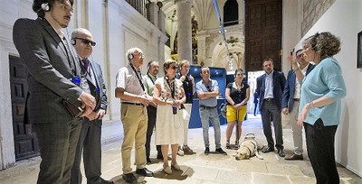 La guía da una explicación al grupo durante su periplo por la Iglesia de San Pedro